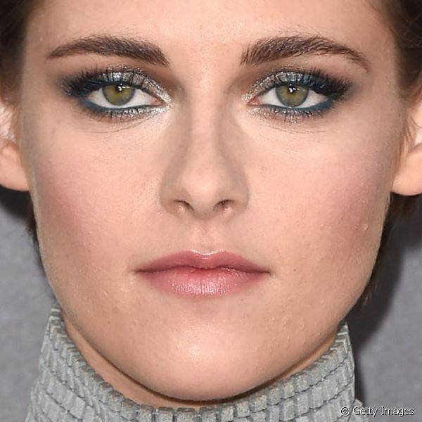 Para comparecer ? edi??o 2014 do Hollywood Film Awards, Kristen Stewart combinou seu look cinza com um misto de sombra prata e preta, al?m de l?pis azul na linha d'?gua